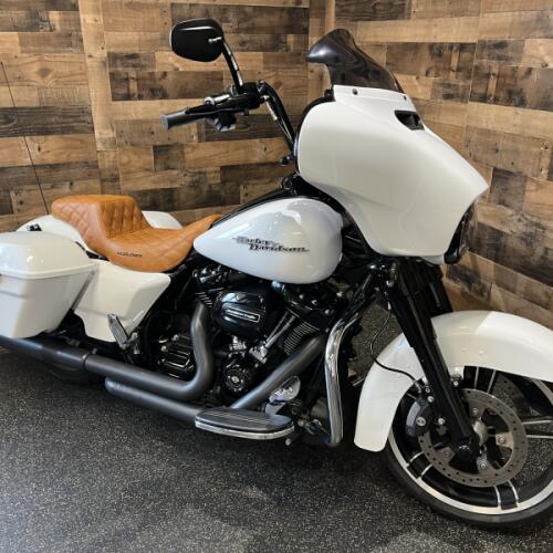 2017 Harley-Davidson® Street Glide® Special Crushed Ice Pearl FLHXS thumb 3