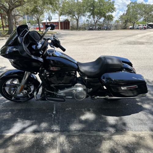 2026 Harley-Davidson® Road Glide® Vivid Black Chrome Trim thumb 0