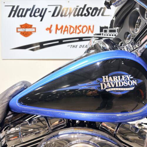 2011 FLHTC Harley-Davidson® Electra Glide® Classic Cool Blue Pearl/Vivid Black thumb 2