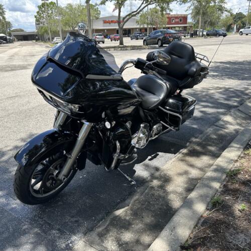 2016 Harley-Davidson® Road Glide® Ultra Vivid Black thumb 1