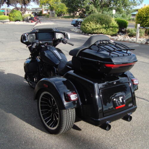 2026 Harley-Davidson® Street Glide 3 Limited Vivid Black Black Trim thumb 1