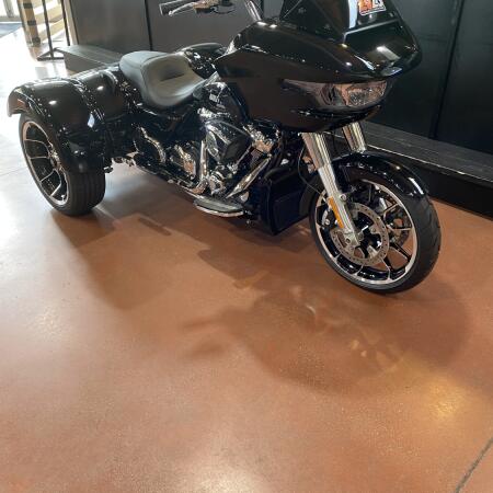 2026 Harley-Davidson® Road Glide 3 FLTRT thumb 3