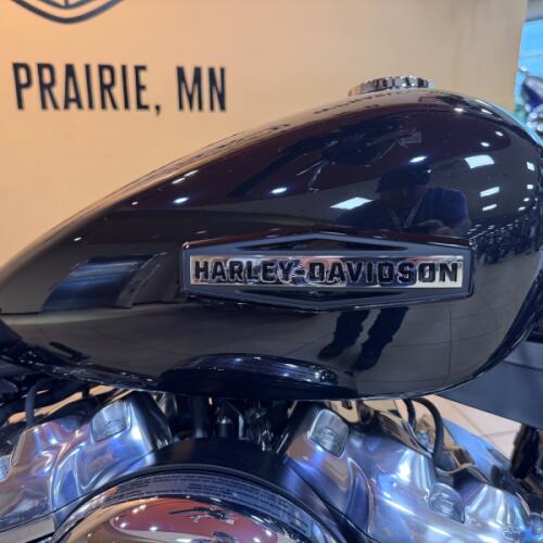 2026 Harley-Davidson® Street Bob® Vivid Black Chrome Laced Wheels thumb 3