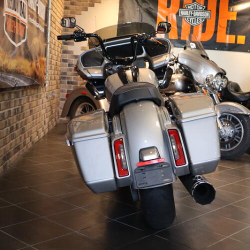 2023 CVO™ Road Glide™ (FLTRXSE) thumb 3