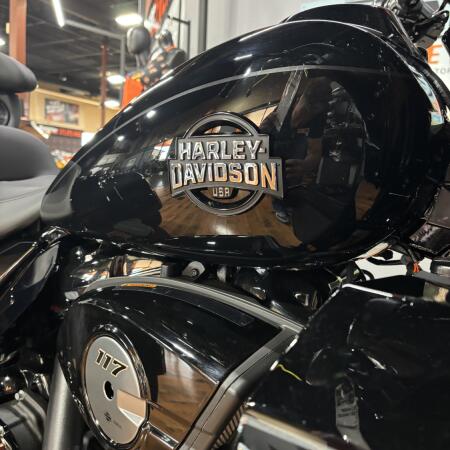 2026 Harley-Davidson® Street Glide 3 Limited VIVID BLACK thumb 3