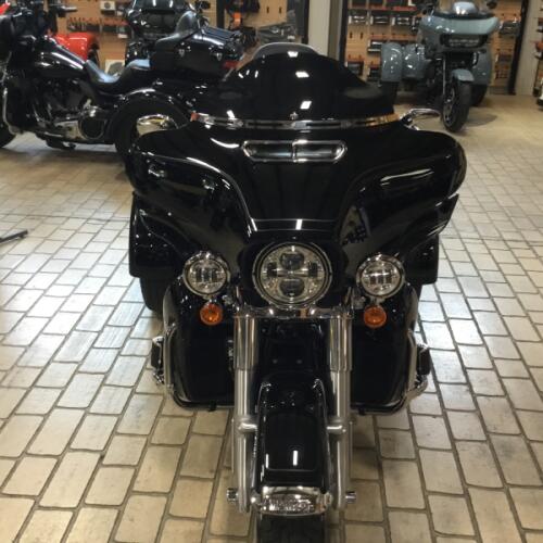 2023 Harley-Davidson® Tri Glide® Ultra Vivid Black thumb 1