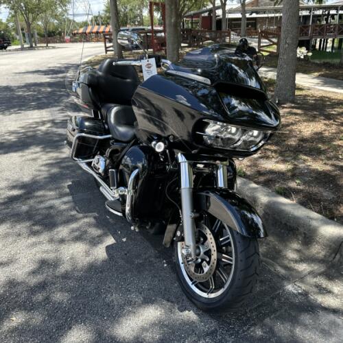 2016 Harley-Davidson® Road Glide® Ultra Vivid Black thumb 3