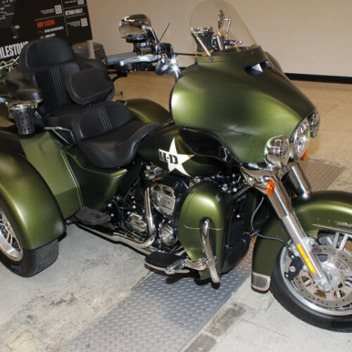 2022 Harley-Davidson Tri Glide Ultra FLHTCUTG thumb 2