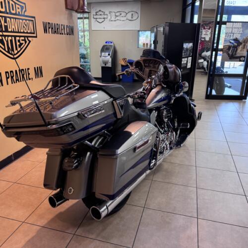 2017 Harley-Davidson® CVO™ Limited Palladium Silver/Phantom Blue with Wicked Sapphire including Mirr thumb 0