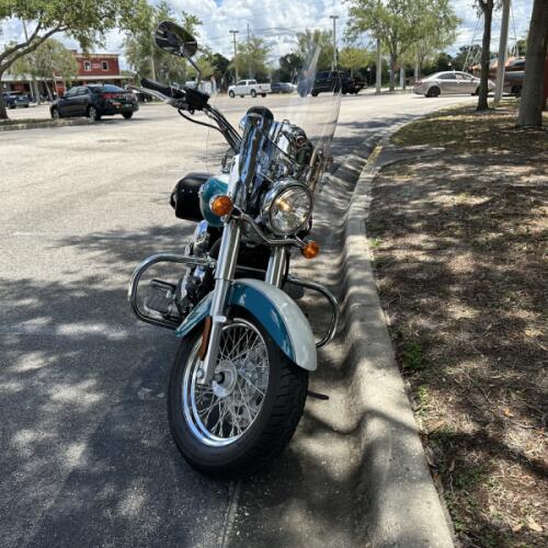 2022 Kawasaki Vulcan® 900 Classic LT Pearl Robotic White/Pearl Nightshade Teal thumb 2