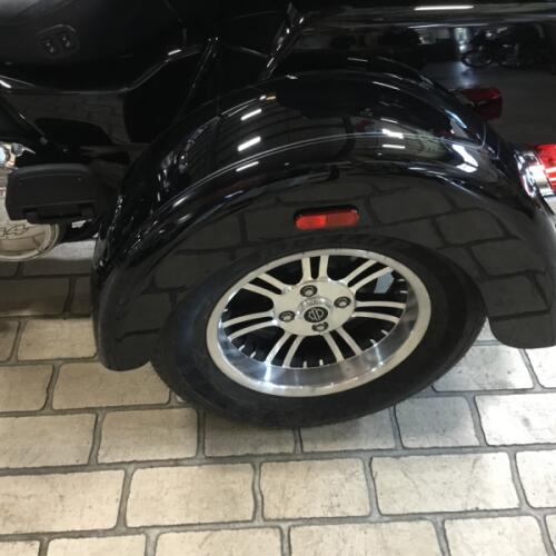 2023 Harley-Davidson® Tri Glide® Ultra Vivid Black thumb 3