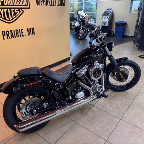 2026 Harley-Davidson® Street Bob® Vivid Black Chrome Laced Wheels thumb 1