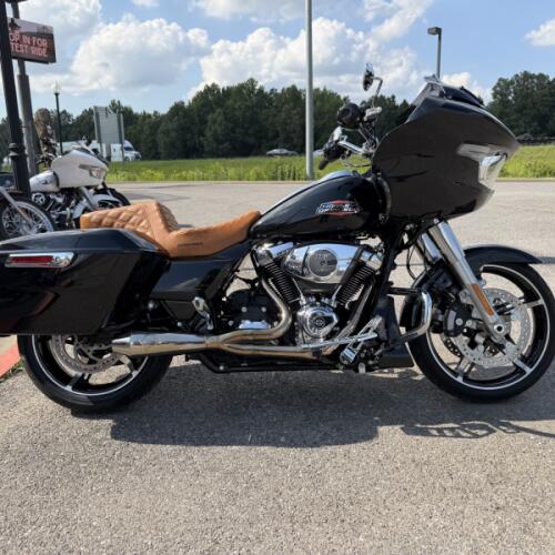 2024 Harley-Davidson® Road Glide® Vivid Black thumb 2
