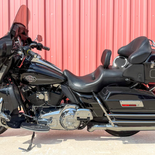 2012 Harley-Davidson® Ultra Classic™ Electra Glide® FLHTCU Vivid Black thumb 3