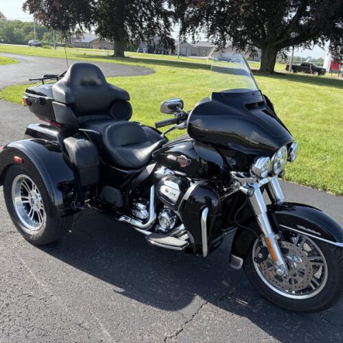 2023 Harley-Davidson® Tri Glide® Ultra Vivid Black thumb 3