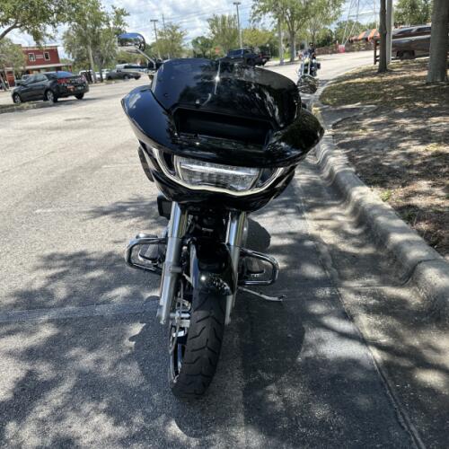 2026 Harley-Davidson® Road Glide® Vivid Black Chrome Trim thumb 2