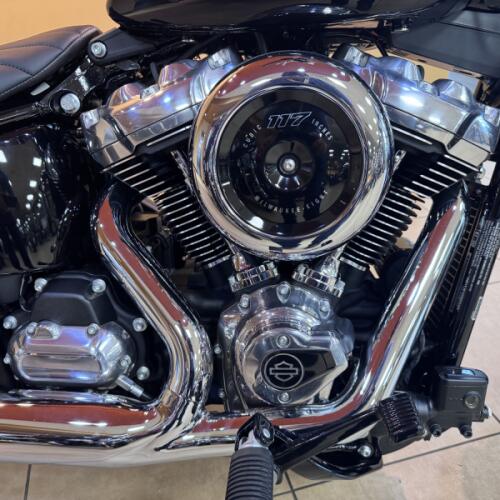 2026 Harley-Davidson® Street Bob® Vivid Black Chrome Laced Wheels thumb 2