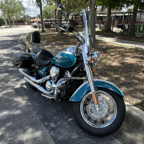 2022 Kawasaki Vulcan® 900 Classic LT Pearl Robotic White/Pearl Nightshade Teal thumb 3