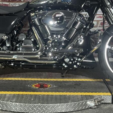 Harley-Davidson® Street Glide® 2026 FLHX Midnight Ember Chrome Trim thumb 2