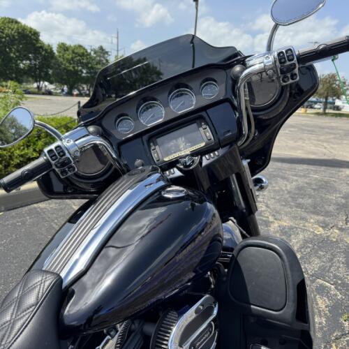 FLHXSE 2016 CVO™ Street Glide® thumb 1