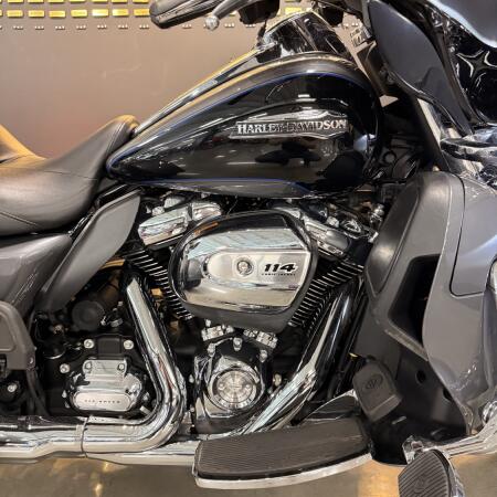 2021 Harley-Davidson® Tri Glide® Ultra Gauntlet Gray Metallic/Vivid Black thumb 3