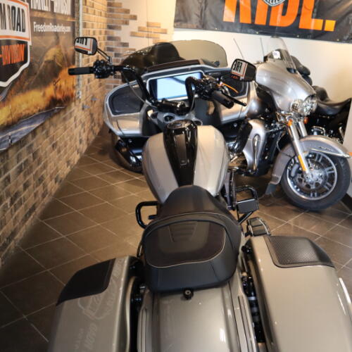 2023 CVO™ Road Glide™ (FLTRXSE) thumb 2