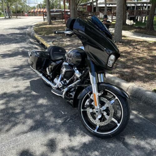 2026 Harley-Davidson® Street Glide® thumb 3