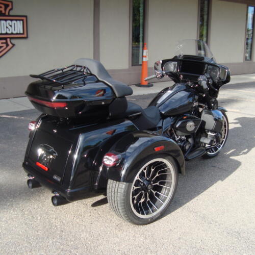 2026 Harley-Davidson® Street Glide 3 Limited Vivid Black Black Trim thumb 3