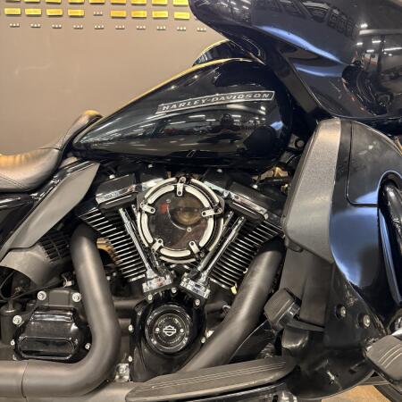 2018 Harley-Davidson® Street Glide® Special Vivid Black thumb 3