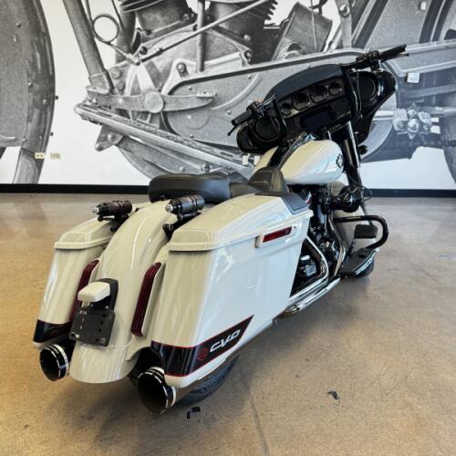 2020 CVO™ Street Glide® FLHXSE thumb 3