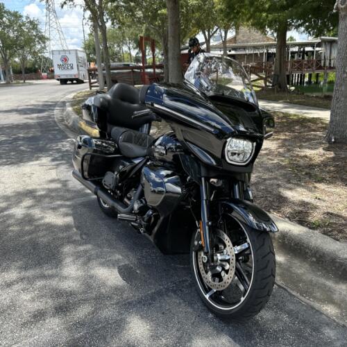 2025 Harley-Davidson® Street Glide® Ultra Vivid Black thumb 3