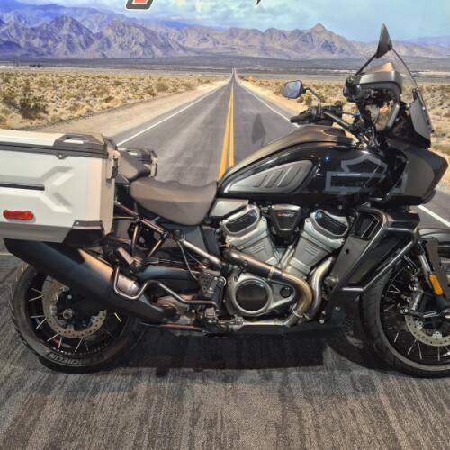 2021 Harley-Davidson® Pan America™ Special Vivid Black thumb 3