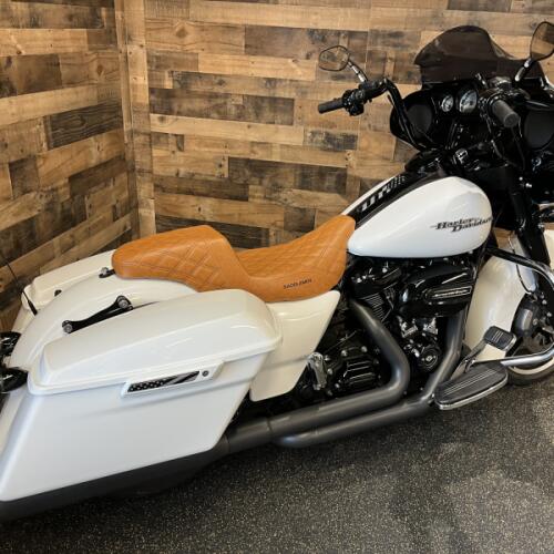 2017 Harley-Davidson® Street Glide® Special Crushed Ice Pearl FLHXS thumb 2
