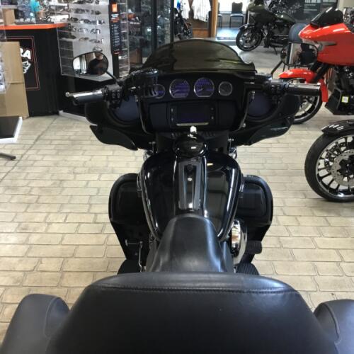 2014 Harley-Davidson® Tri Glide® Ultra Vivid Black thumb 2