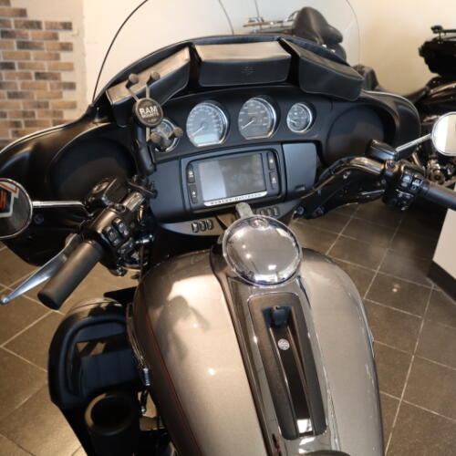 2016 Tri Glide® Ultra (FLHTCUTG) thumb 1