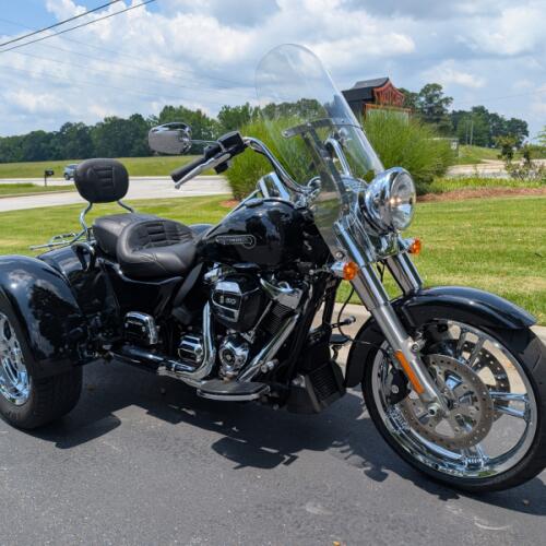 2019 Harley-Davidson® Freewheeler® Vivid Black thumb 3