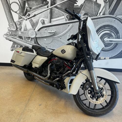2020 CVO™ Street Glide® FLHXSE thumb 2