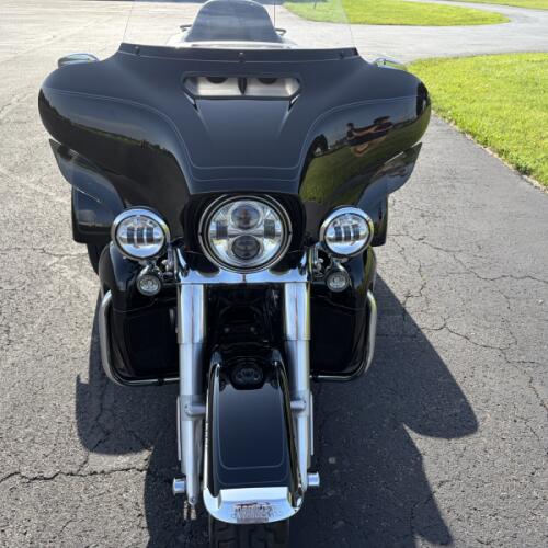 2023 Harley-Davidson® Tri Glide® Ultra Vivid Black thumb 0