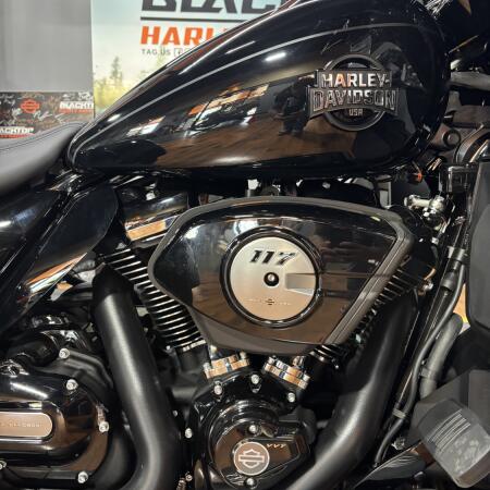 2026 Harley-Davidson® Street Glide 3 Limited VIVID BLACK thumb 1