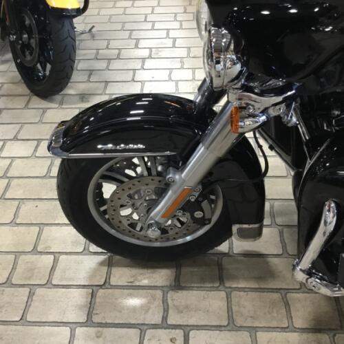 2023 Harley-Davidson® Tri Glide® Ultra Vivid Black thumb 2
