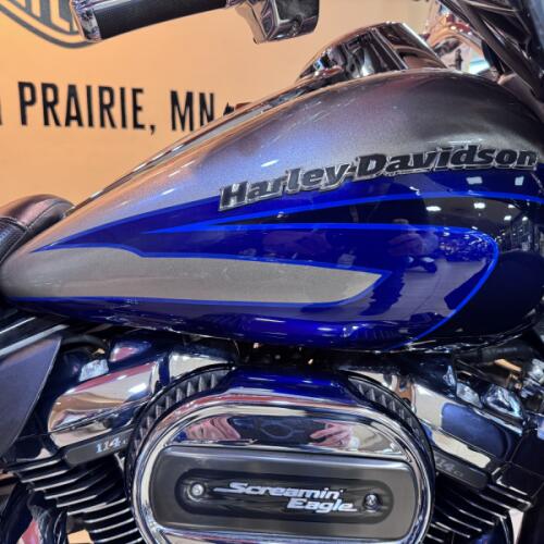 2017 Harley-Davidson® CVO™ Limited Palladium Silver/Phantom Blue with Wicked Sapphire including Mirr thumb 3