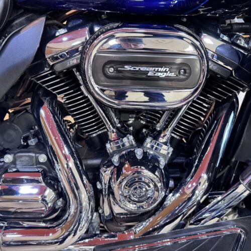 2017 Harley-Davidson® CVO™ Limited Palladium Silver/Phantom Blue with Wicked Sapphire including Mirr thumb 2
