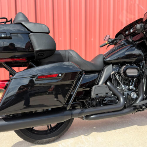 2023 Harley-Davidson® Ultra Limited FLHTK BLACK thumb 2