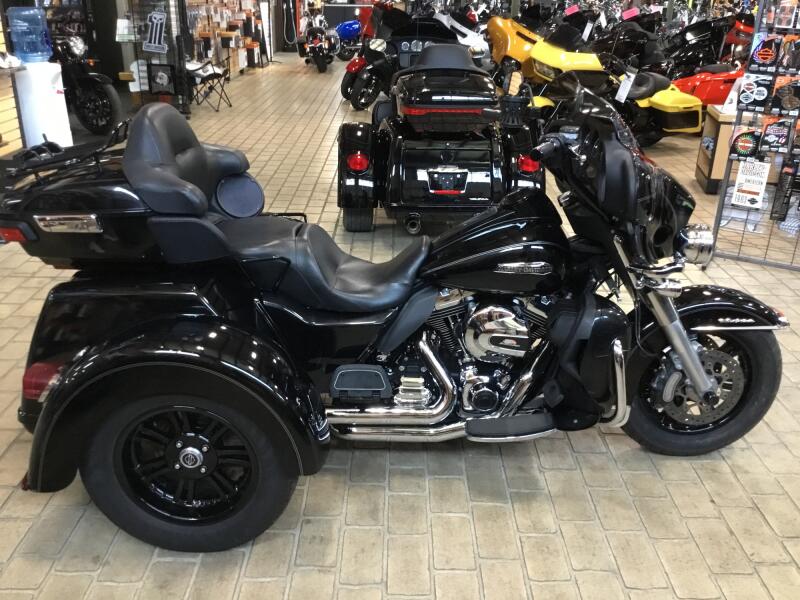 2014 Harley-Davidson® Tri Glide® Ultra Vivid Black