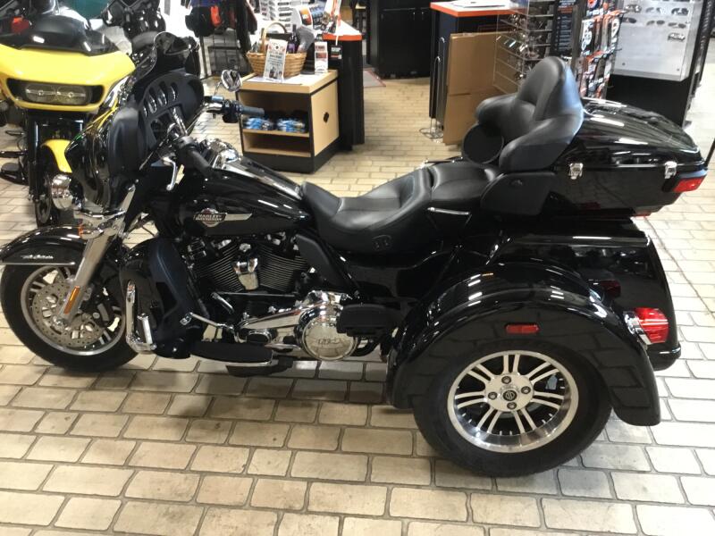 2023 Harley-Davidson® Tri Glide® Ultra Vivid Black