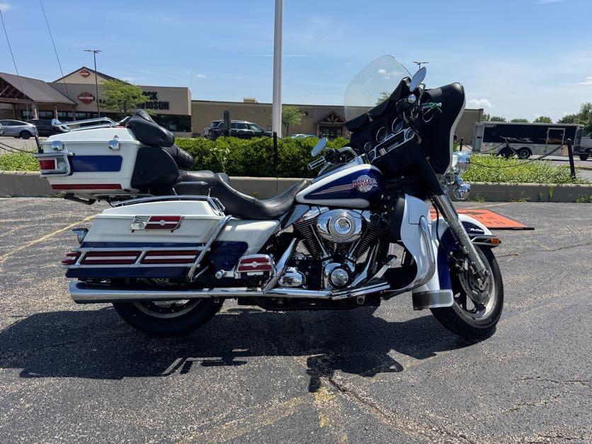 Harley-Davidson® Electra Glide® Ultra Classic® 2007 FLHTCU WHITE