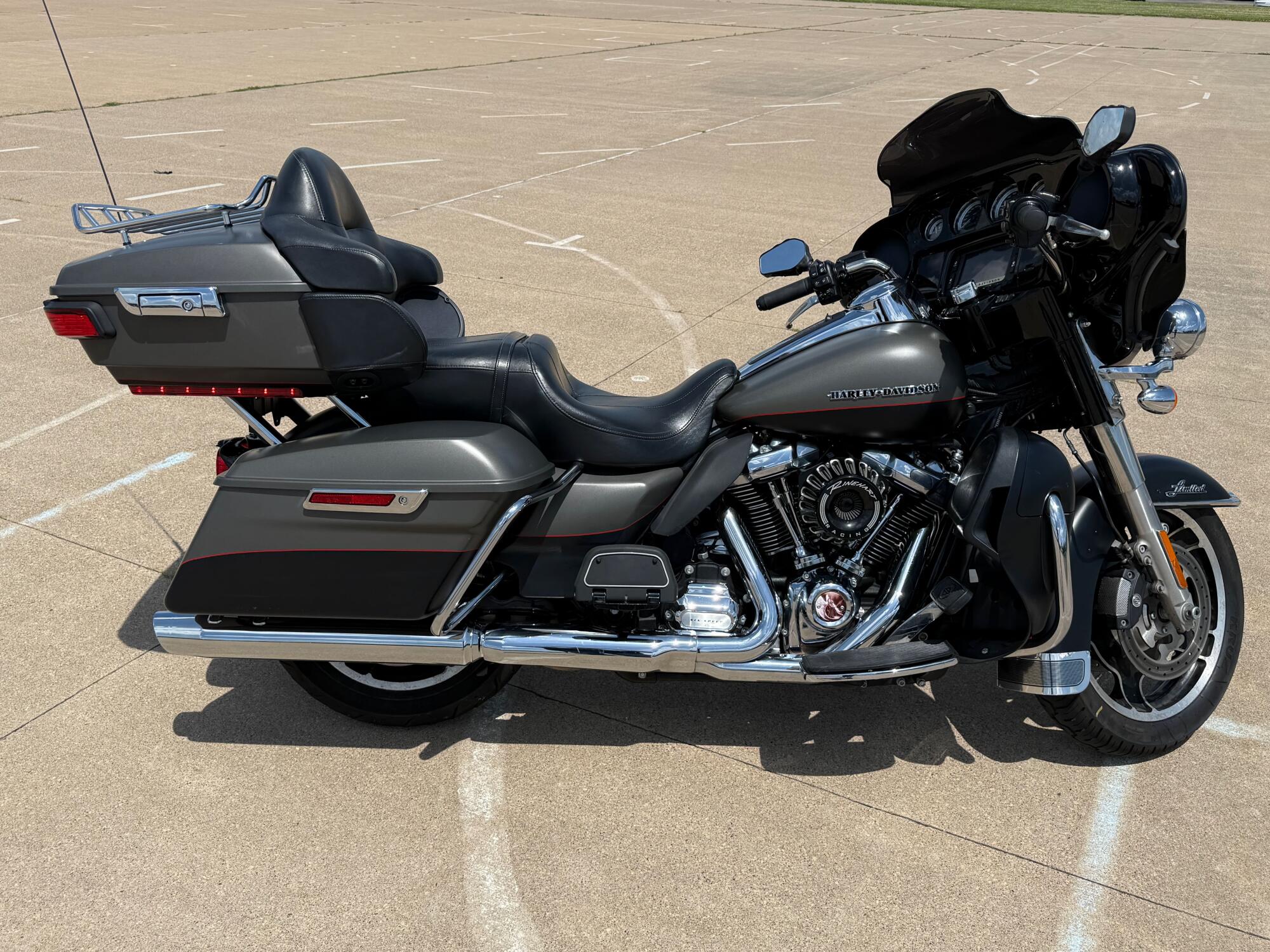 2018 Harley-Davidson® Ultra Limited Industrial Gray Denim/Black Denim