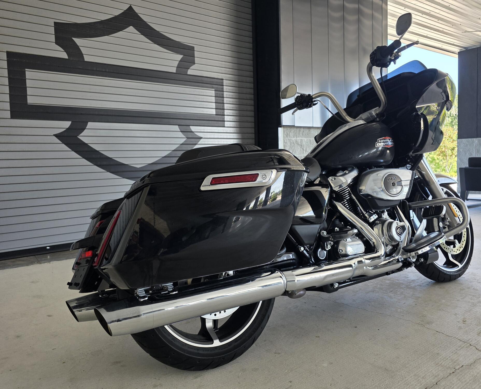 2025 Harley-Davidson® Road Glide® Vivid Black, photo 8