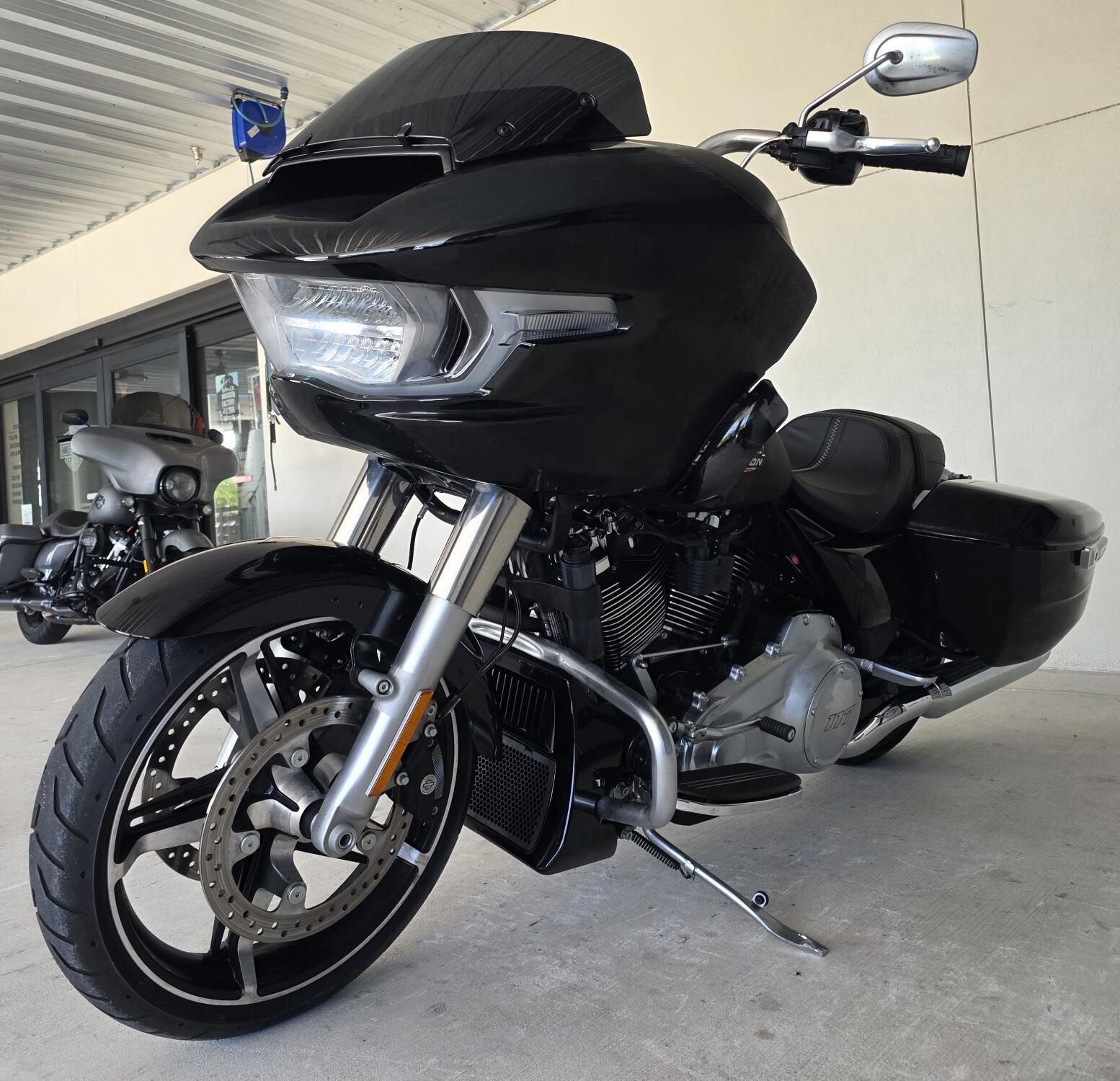 2025 Harley-Davidson® Road Glide® Vivid Black, photo 10
