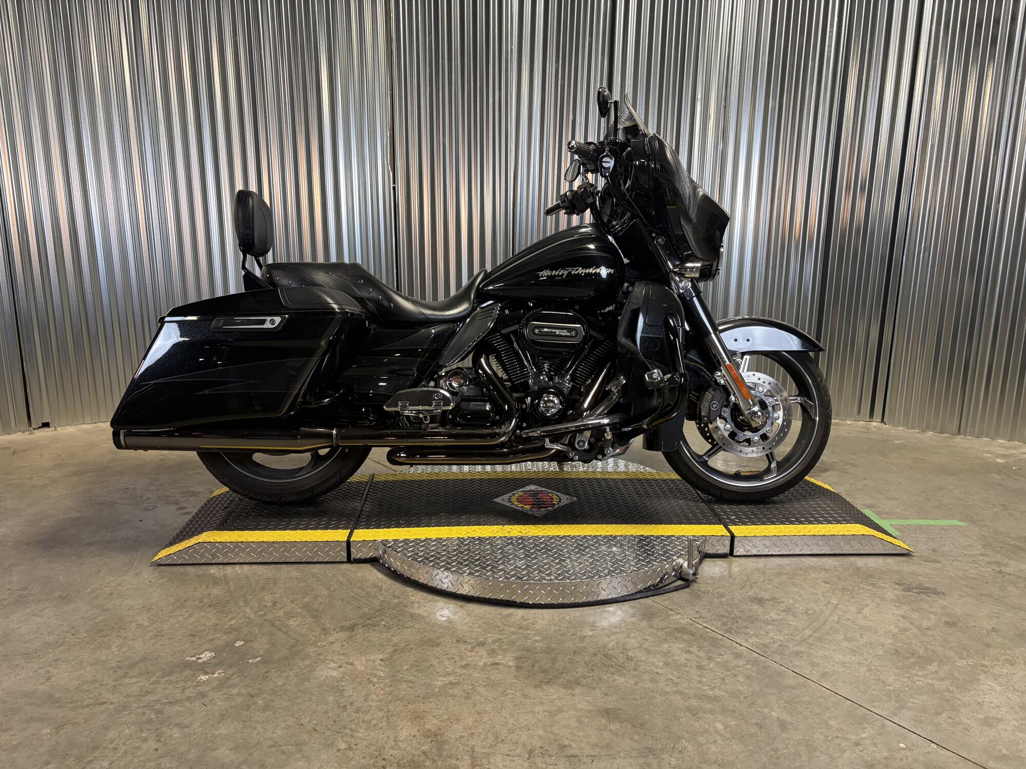 2017 Harley-Davidson® CVO™ Street Glide® Dark Slate Candy/Arctic Black with Contrast Chrome Aggresso